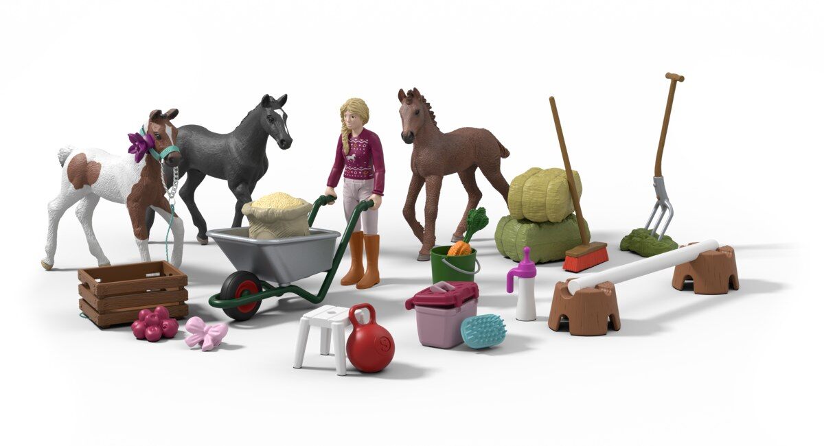 Contenu du calendrier de l’Avent Schleich Horse Club Miracle de Noël : une cavalière, trois poulains, une brouette et des accessoires de soin