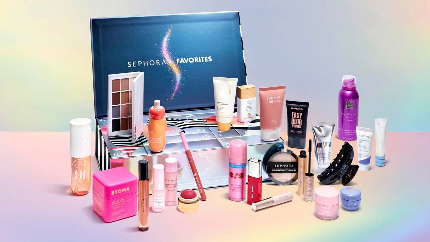 Le calendrier de l’Avent Sephora Favorites 2026 ouvert, entouré de ses produits sur un fond irisé