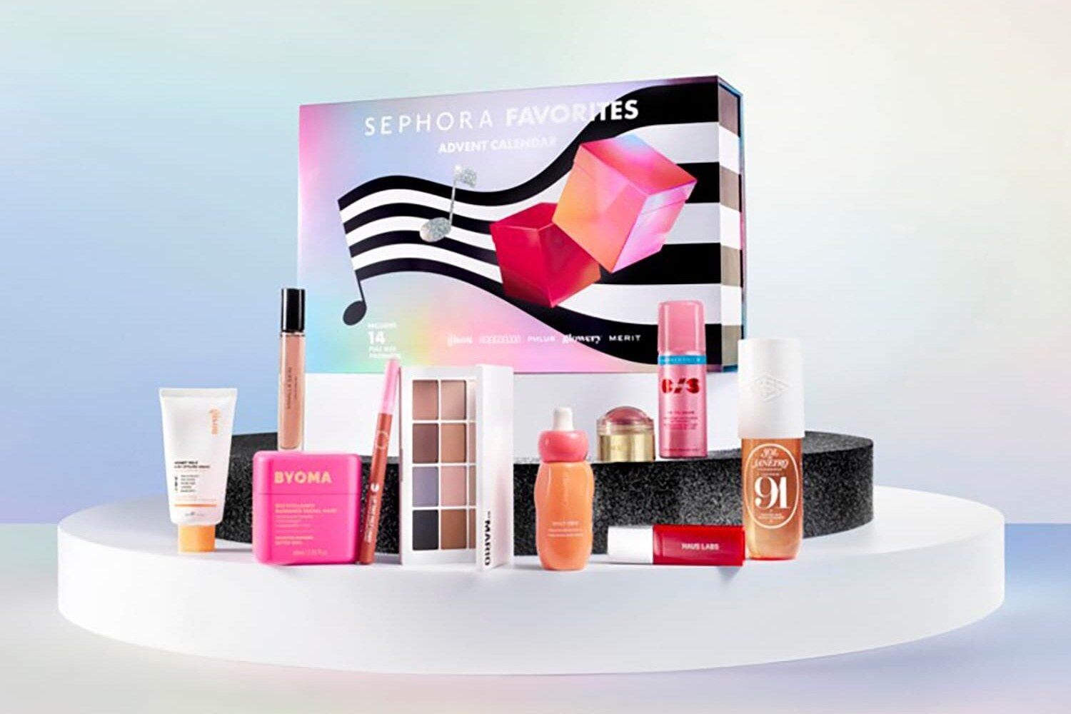 Le calendrier de l’Avent Sephora Favorites 2026 posé sur un podium, entouré de produits Byoma, Makeup By Mario, Sol de Janeiro et Haus Labs