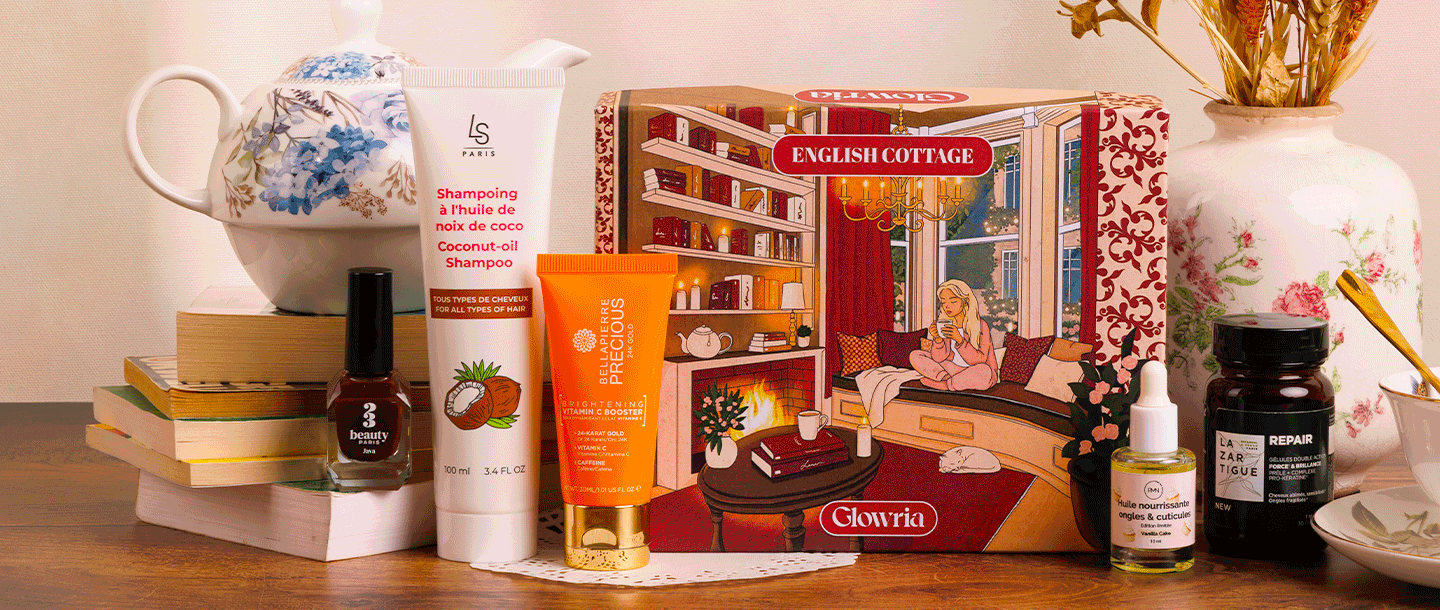 La box Glowria English Cottage entourée des cinq produits de l’édition d’octobre 2026.