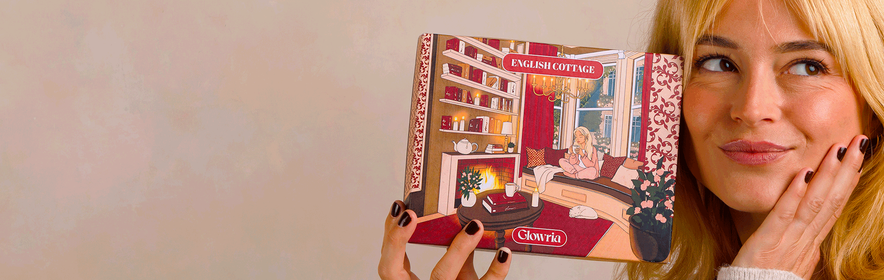 Visuel officiel de l’édition Glowria « English Cottage » d’octobre 2026 : une femme tient la box au motif de cottage anglais, devant un mur rose pâle.