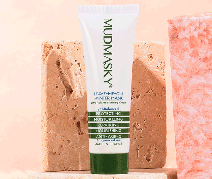 Le tube Mudmasky Leave Me On Winter Mask devant des pierres claires et la box rose Prescription Lab.