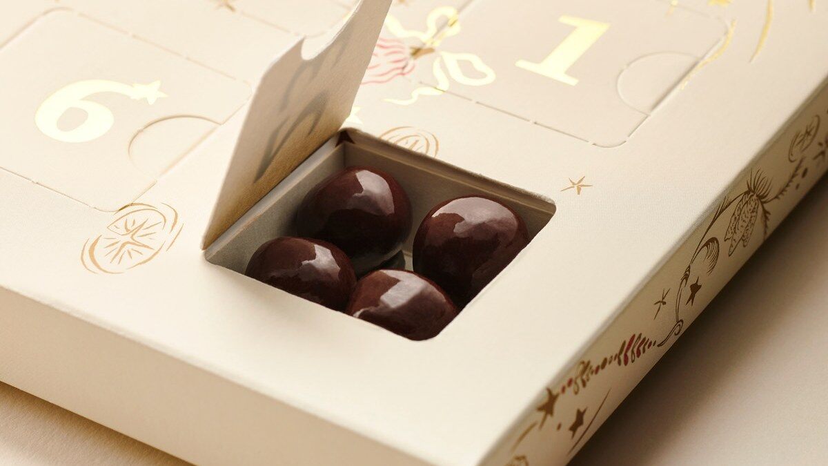 Case ouverte du calendrier de l’Avent Valrhona 2026 avec noisettes et amandes enrobées de chocolat noir