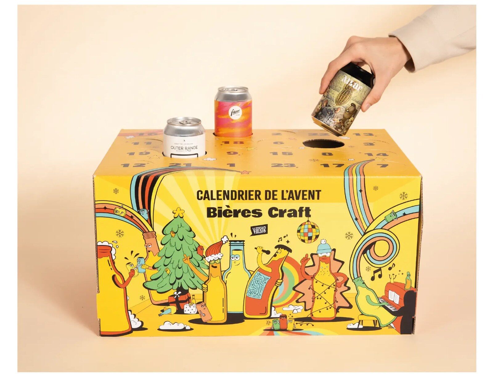 Le calendrier de l’Avent Bières Craft V and B 2026 avec une main qui tient une canette