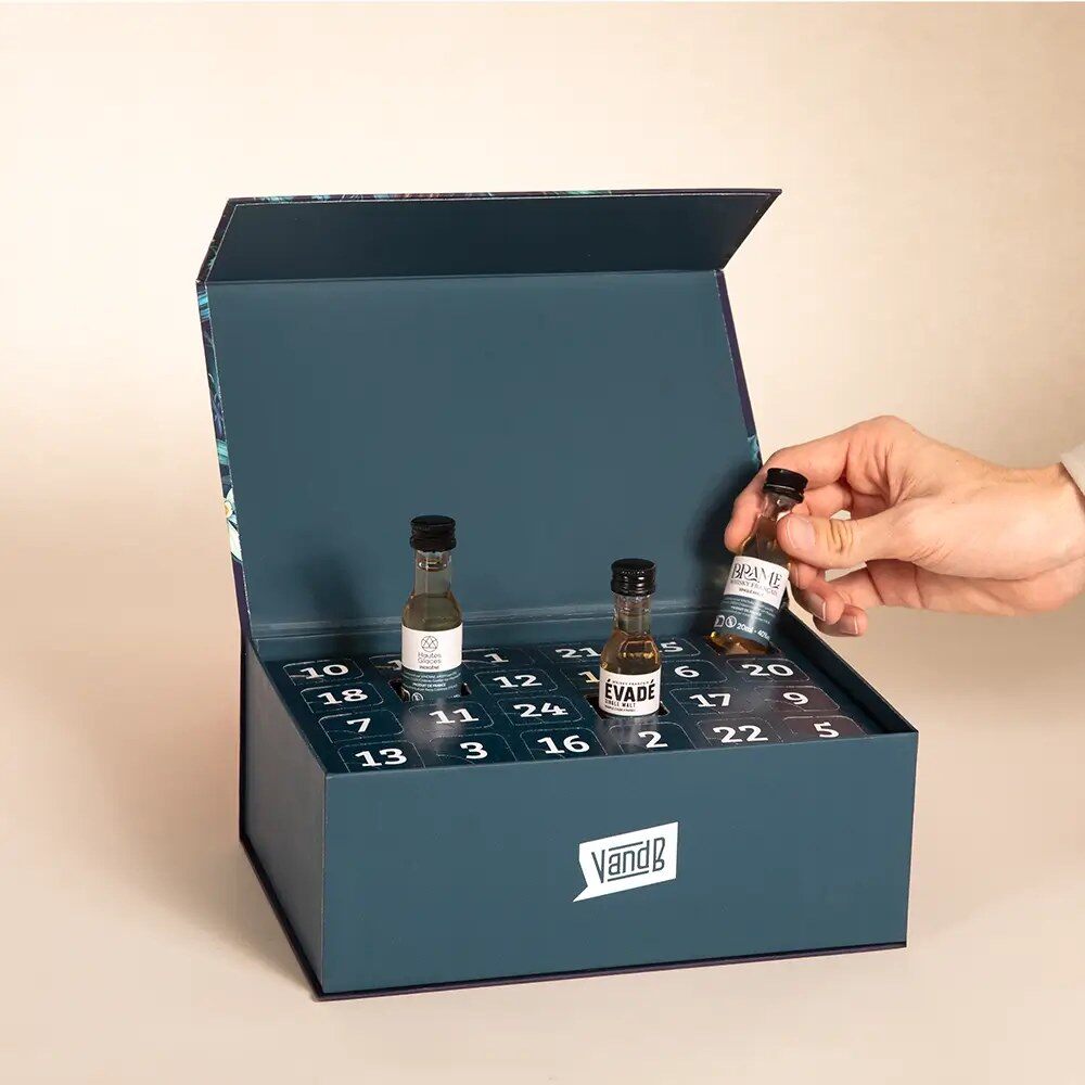 Le calendrier de l’Avent Whiskies Français V and B 2026 ouvert avec ses miniatures