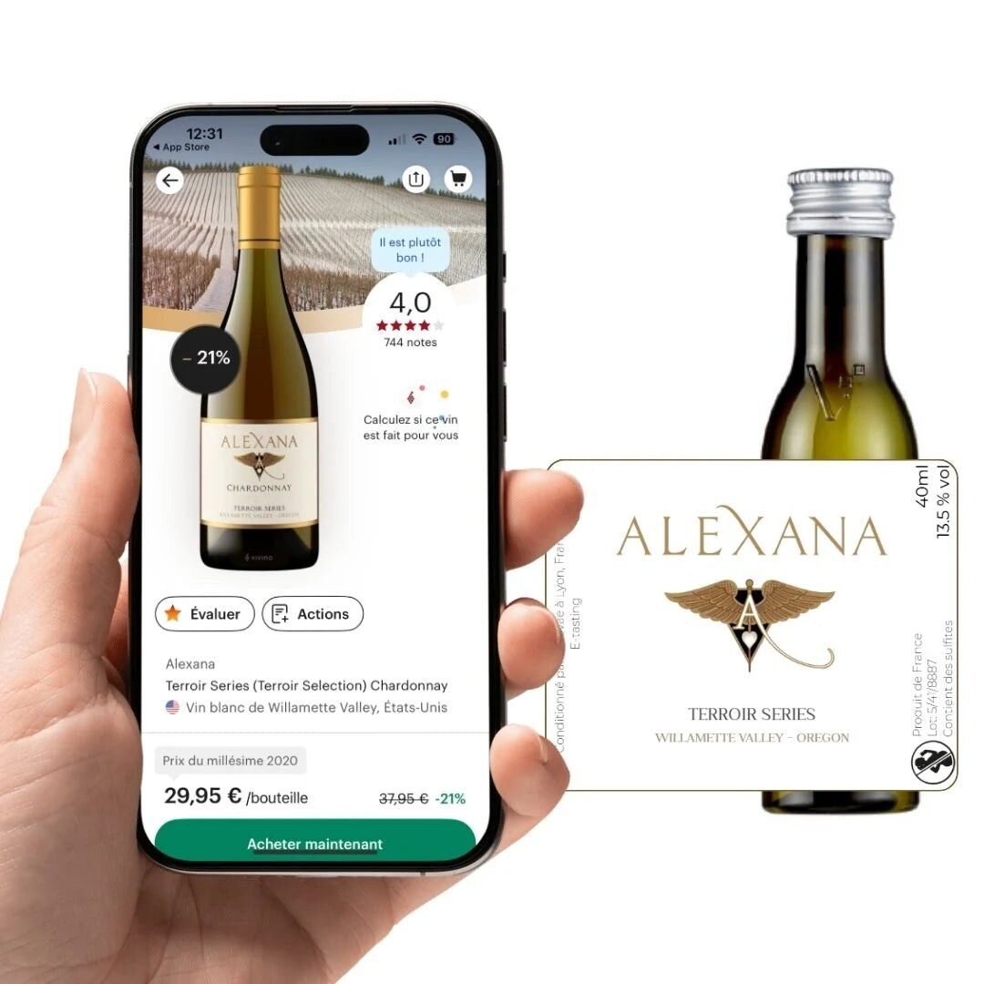 Un smartphone affichant la fiche Vivino d’un Chardonnay Alexana à côté de la Vinotte correspondante