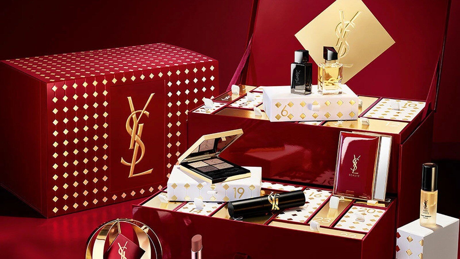Le calendrier de l’Avent YSL Beauty 2026 ouvert, bordeaux et or, avec des parfums Libre et Y et une palette dans ses cases