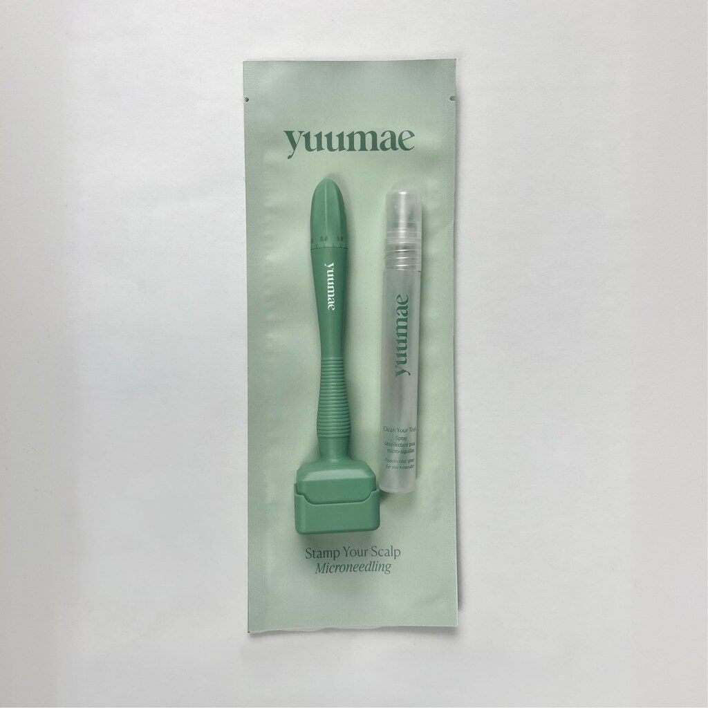 Kit dermaroller Yuumae dans son étui vert